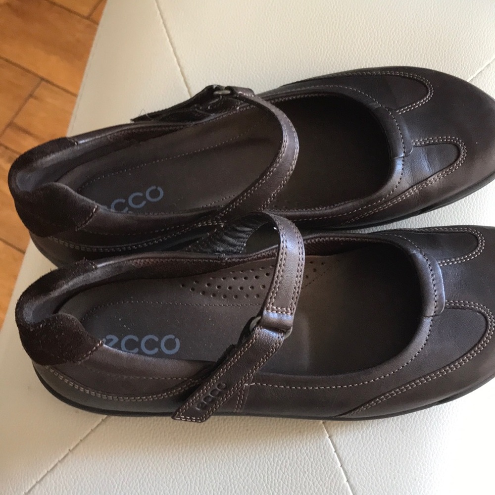 Ladies Ecco brown Mary Janes
